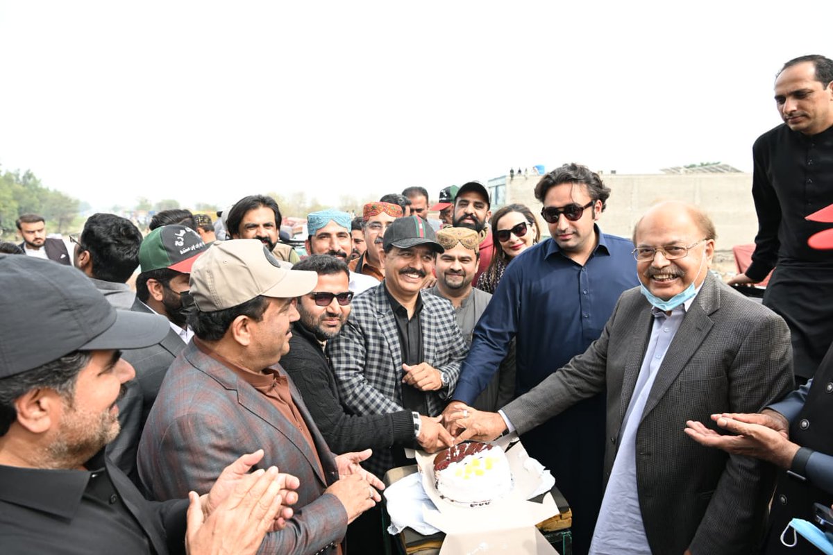TeamMunwarWasan's tweet photo. لاھور:عوامی لانگ مارچ کنٹینر پر پی پی پی چیئرمین بلاول بھٹو کی جانب سے ایم پی اے منور علی وسان کی سالگرہ کا کیک کاٹا گیا.

لاھور:پی پی پی چیرمین بلاول بھٹو نے ایم پی اے منور علی وسان کو جنم دن پر مبارکباد دی.

لاھور : منور وسان کی سالگرہ تقریب میں کنٹینر پر
1/2
@BBhuttoZardari https://t.co/me7FgNPGN2