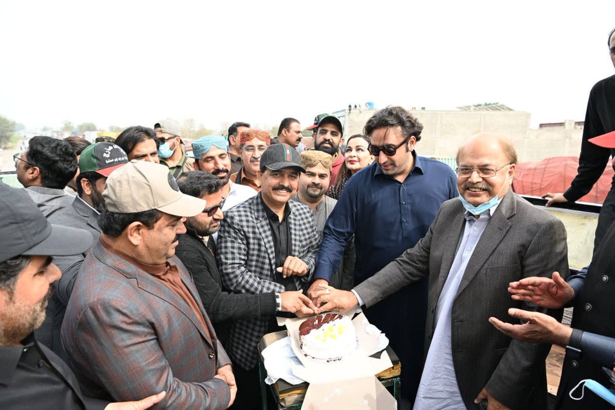 TeamMunwarWasan's tweet photo. لاھور:عوامی لانگ مارچ کنٹینر پر پی پی پی چیئرمین بلاول بھٹو کی جانب سے ایم پی اے منور علی وسان کی سالگرہ کا کیک کاٹا گیا.

لاھور:پی پی پی چیرمین بلاول بھٹو نے ایم پی اے منور علی وسان کو جنم دن پر مبارکباد دی.

لاھور : منور وسان کی سالگرہ تقریب میں کنٹینر پر
1/2
@BBhuttoZardari https://t.co/me7FgNPGN2