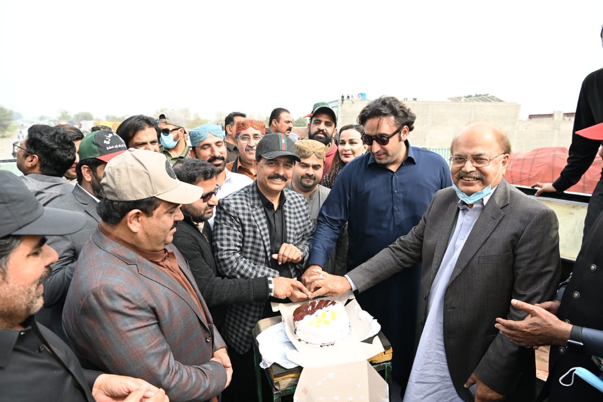 TeamMunwarWasan's tweet photo. 2/2
پی پی پی چیئرمین بلاول بھٹو,سابق وزیر اعظم راجا پرویز اشرف, سینیٹر شیری رحمان, مشیر زراعت منظور حسین وسان, پی پی پی سندھ کے صدر ��ثار احمد کھڑو, صوبائی وزیر ناصر حسین شاہ, بیرسٹر ھالار خان وسان, اور دیگر رھنما موجود تھے.
@BBhuttoZardari @sherryrehman @MWassan1 @MediaCellPPP https://t.co/chEv2tLHpg