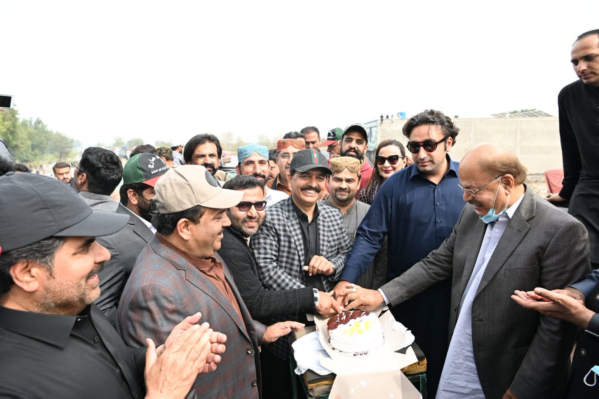 TeamMunwarWasan's tweet photo. 2/2
پی پی پی چیئرمین بلاول بھٹو,سابق وزیر اعظم راجا پرویز اشرف, سینیٹر شیری رحمان, مشیر زراعت منظور حسین وسان, پی پی پی سندھ کے صدر ��ثار احمد کھڑو, صوبائی وزیر ناصر حسین شاہ, بیرسٹر ھالار خان وسان, اور دیگر رھنما موجود تھے.
@BBhuttoZardari @sherryrehman @MWassan1 @MediaCellPPP https://t.co/chEv2tLHpg