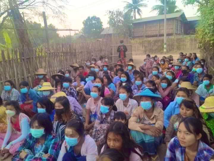 MoeeMyint's tweet photo. The main strike from #Letpadaungtaung area, #Salingyi , staged a marching protest to oust the #GenocidalMilitary , despite #JuntaCutOffInternetInMyanmar . 

#2022Mar4Coup
#CivilianCasualtiesByJunta 
#WhatsHappeningInMyanmar https://t.co/GpZCxdDSOU