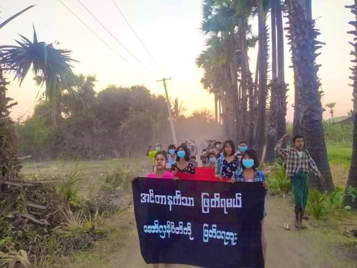 MoeeMyint's tweet photo. The main strike from #Letpadaungtaung area, #Salingyi , staged a marching protest to oust the #GenocidalMilitary , despite #JuntaCutOffInternetInMyanmar . 

#2022Mar4Coup
#CivilianCasualtiesByJunta 
#WhatsHappeningInMyanmar https://t.co/GpZCxdDSOU