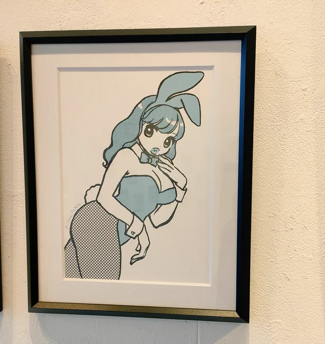 voidで開催中の、青木光恵先生の個展へ行けました。。!とにかく色も線画も想像以上に綺麗～✨セクシーでPOPで元気が出るイラストです✨発光してるような富士山と芸者さんのキャンバス、実物を見ることが出来て幸せ。。😍購入は青バニーちゃんに決めました👍明日が最終ですよー!(撮影可) 