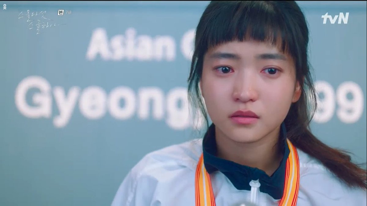 eun__xx__'s tweet photo. Imagine working your ass off and winning fairly yet everyone questions the fact that you won. 

All the reporters were asking them who was really faster and who should've won. In the end Heedo removed the gold medal on her neck and put it down then left ): #TwentyFiveTwentyOneEp7 https://t.co/0XrgF2xukj
