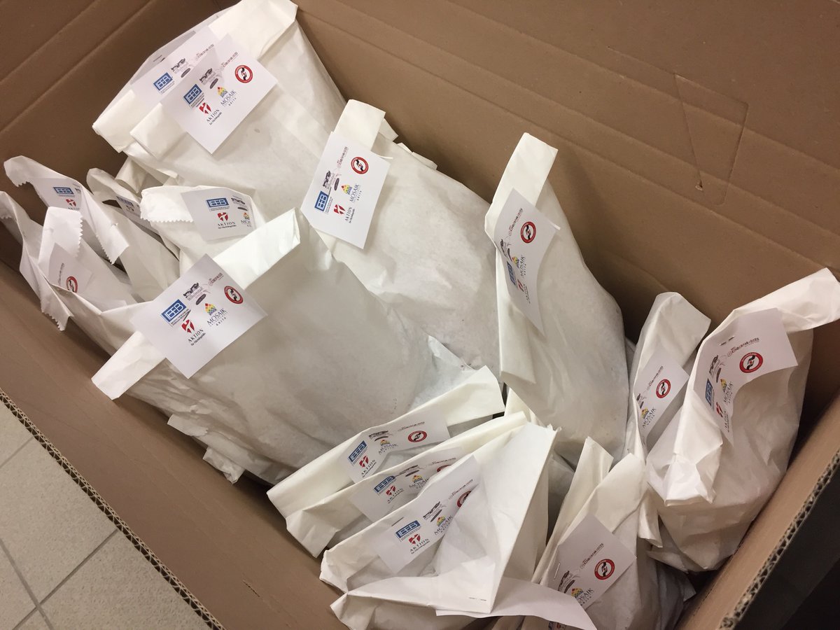 CampusWSS's tweet photo. Freiwillige unserer Schulen bereiteten heute früh für 200 Menschen #Lebensmittelpakete mit Obst, Getränken und warmen Gebäck zu.Die humanitären #Hilfsgüter wurden am Hauptbahnhof übergeben, wo sie an aus der #Ukraine kommende Flüchtlinge verteilt werden.Morgen gehts weiter! https://t.co/eymitEvsi8