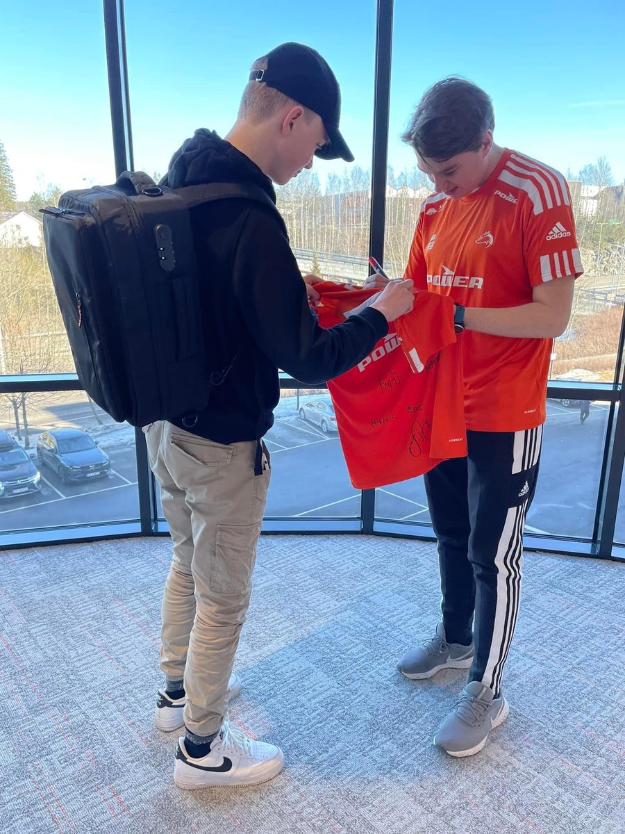 I dag kom Mathias (<a href="/mqtzhi/">Mqtzhi</a>) på besøk på vår bootcamp. En inspirerende dag for hardtarbeidende CSGO spiller for fremtiden 🤩@csgoberzerk og <a href="/mathioCSGO/">mathio</a> 🖊🦊