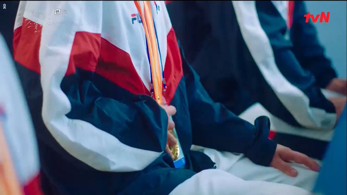 eun__xx__'s tweet photo. Imagine working your ass off and winning fairly yet everyone questions the fact that you won. 

All the reporters were asking them who was really faster and who should've won. In the end Heedo removed the gold medal on her neck and put it down then left ): #TwentyFiveTwentyOneEp7 https://t.co/0XrgF2xukj