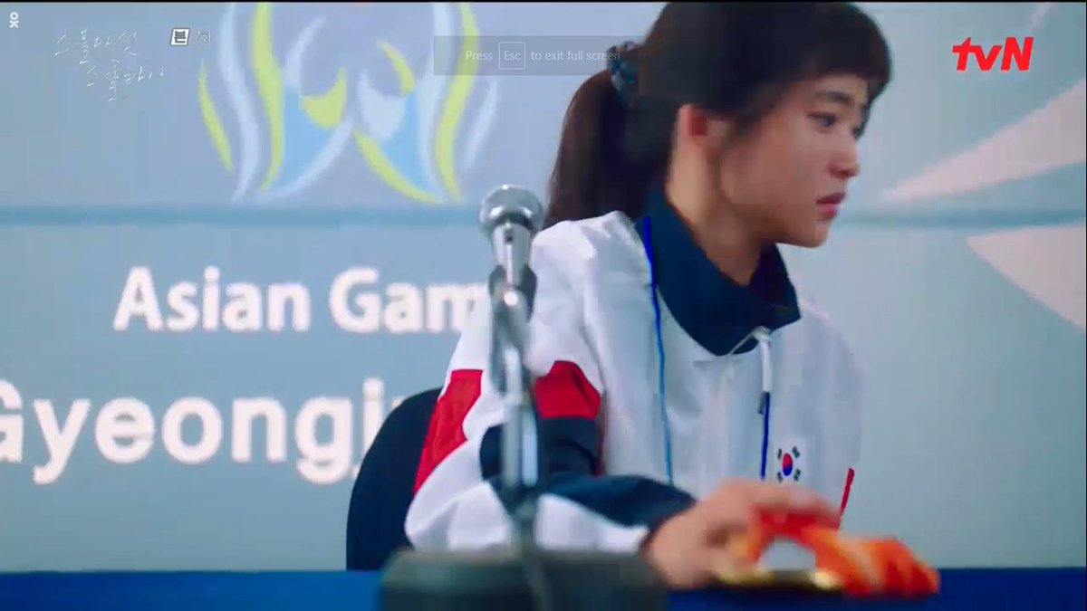eun__xx__'s tweet photo. Imagine working your ass off and winning fairly yet everyone questions the fact that you won. 

All the reporters were asking them who was really faster and who should've won. In the end Heedo removed the gold medal on her neck and put it down then left ): #TwentyFiveTwentyOneEp7 https://t.co/0XrgF2xukj