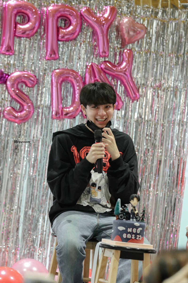 Ban_Bbasroom's tweet photo. เค้กวันเกิดปีนี้ จาก #ครอบครัวของบาส ถึงมือน้อนแล้วน้า หม่ำ หม่ำ ให้อร่อยเลยค้าบ🥰🎂🎊🎉
#HappinessIsOurBAS
@basjtr #bbasjtr 
#บาสเด็กอ้วนที่แท้จริง https://t.co/XOyCle6PQP