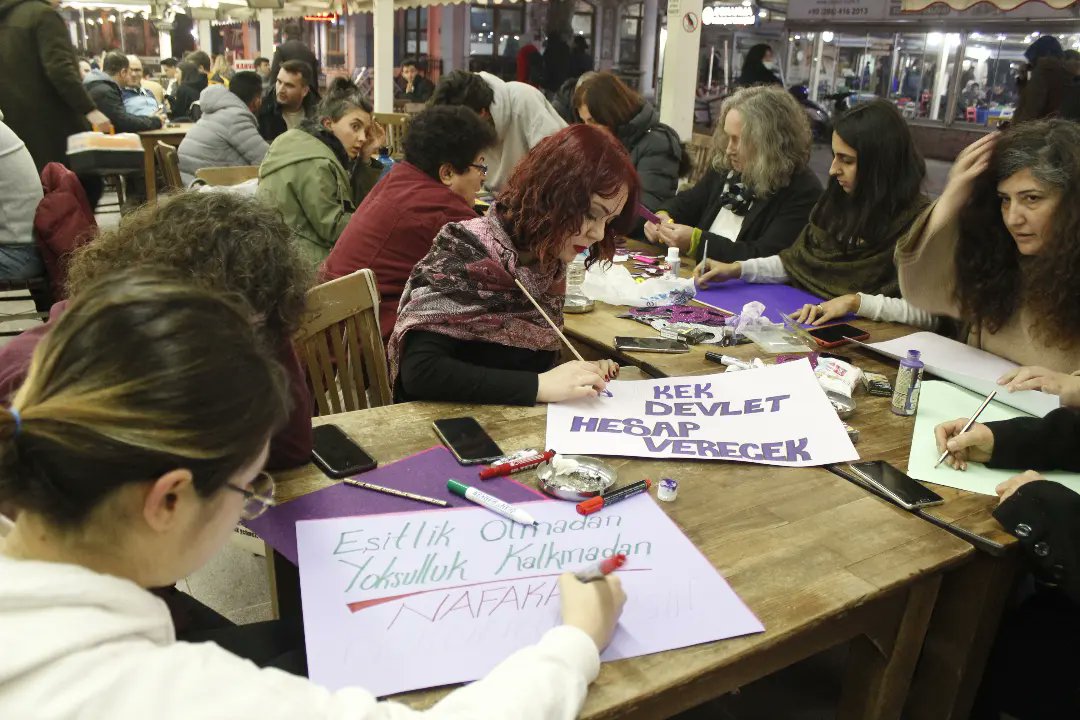 ckadinplatformu's tweet photo. ♀️ Dün döviz atölyemizde kızkardeşlerimizle bir araya geldik, 8 Mart'ta taşıyacağımız dövizleri hepbirlikte hazırladık. https://t.co/OMPXH2yXDL