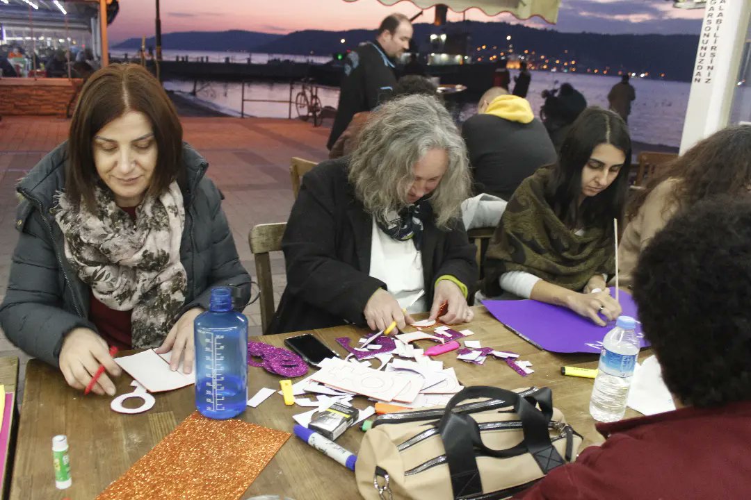 ckadinplatformu's tweet photo. ♀️ Dün döviz atölyemizde kızkardeşlerimizle bir araya geldik, 8 Mart'ta taşıyacağımız dövizleri hepbirlikte hazırladık. https://t.co/OMPXH2yXDL