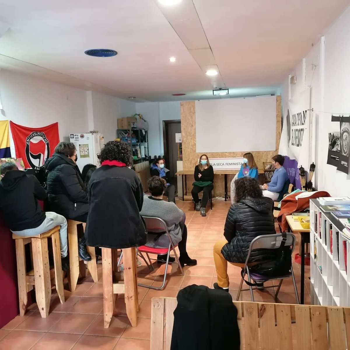 heuralila's tweet photo. Avui la Sandra Arce i la Cristina Bundio ens han parlat sobre les condicions socials i laborals de dos col·lectius altament feminitzats: les cambreres de pis i l'infermeria. https://t.co/HakgAsXoeW