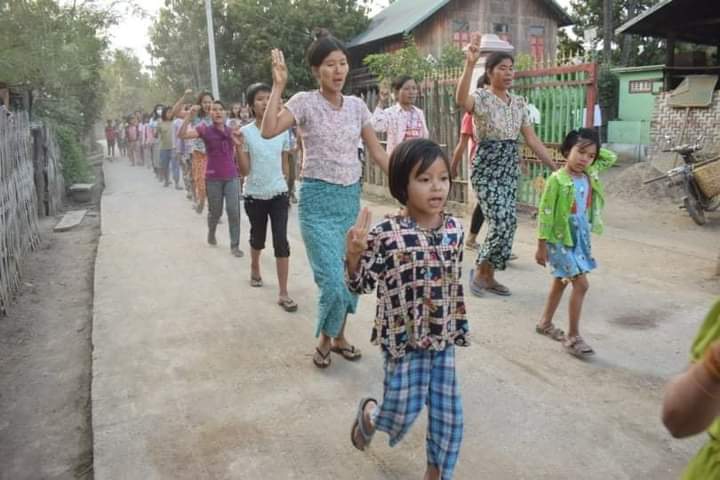 Phu_twt_mm's tweet photo. Anti-fascist movement of locals from Yinmarpin township , ShweNwe Thway village in this evening.
#2022Mar5Coup 
#HelpMyanmarIDPs 
#WhatsHappeningInMyanmar https://t.co/TVecKFcjDJ
