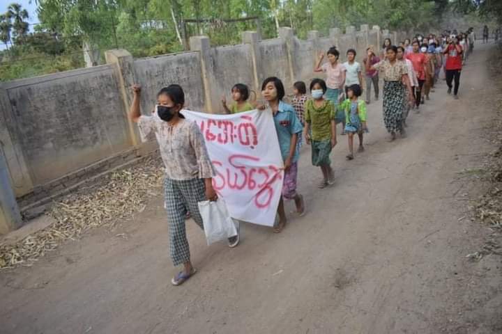 Phu_twt_mm's tweet photo. Anti-fascist movement of locals from Yinmarpin township , ShweNwe Thway village in this evening.
#2022Mar5Coup 
#HelpMyanmarIDPs 
#WhatsHappeningInMyanmar https://t.co/TVecKFcjDJ