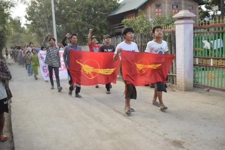 Phu_twt_mm's tweet photo. Anti-fascist movement of locals from Yinmarpin township , ShweNwe Thway village in this evening.
#2022Mar5Coup 
#HelpMyanmarIDPs 
#WhatsHappeningInMyanmar https://t.co/TVecKFcjDJ