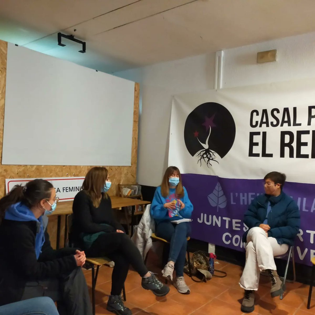 heuralila's tweet photo. Avui la Sandra Arce i la Cristina Bundio ens han parlat sobre les condicions socials i laborals de dos col·lectius altament feminitzats: les cambreres de pis i l'infermeria. https://t.co/HakgAsXoeW