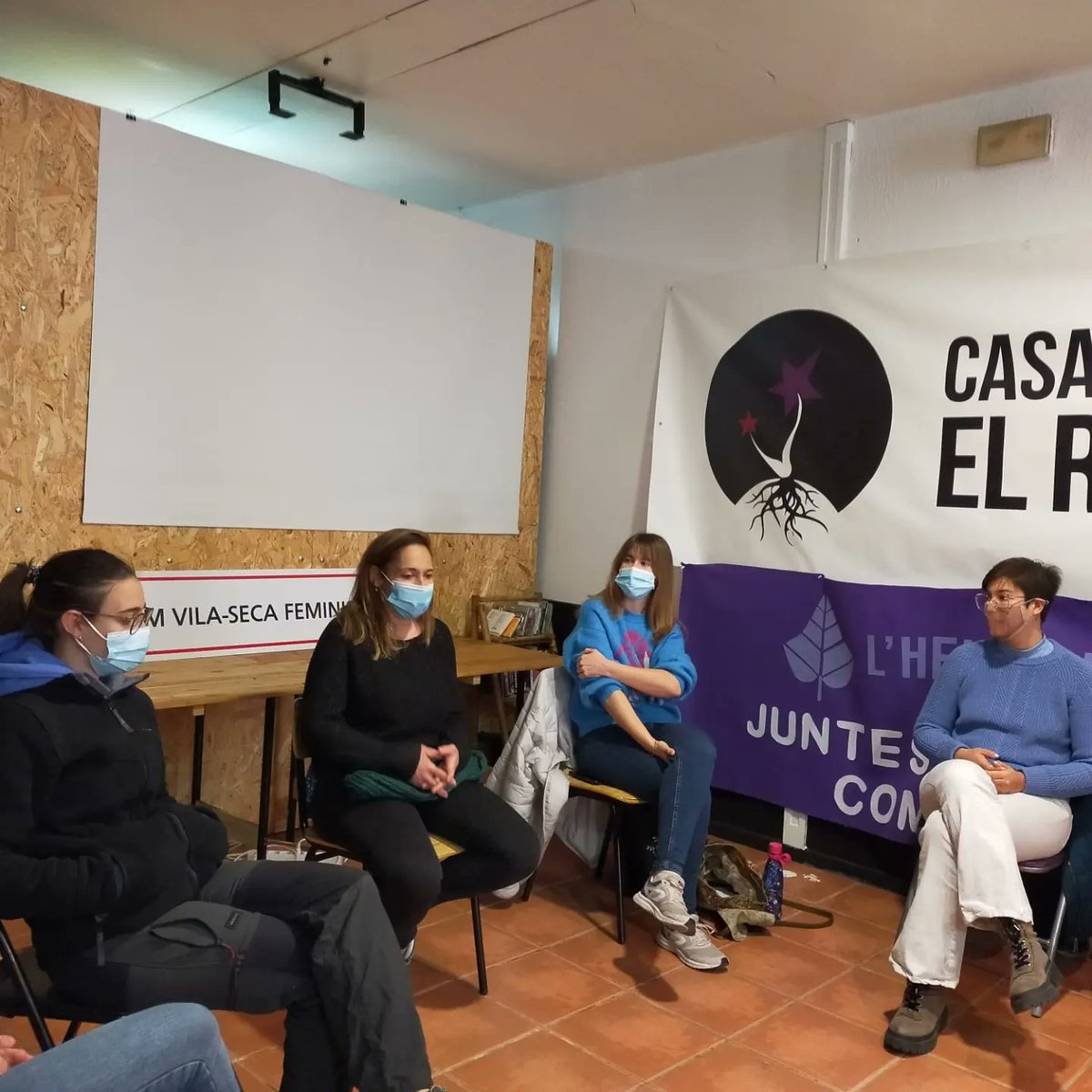 heuralila's tweet photo. Avui la Sandra Arce i la Cristina Bundio ens han parlat sobre les condicions socials i laborals de dos col·lectius altament feminitzats: les cambreres de pis i l'infermeria. https://t.co/HakgAsXoeW