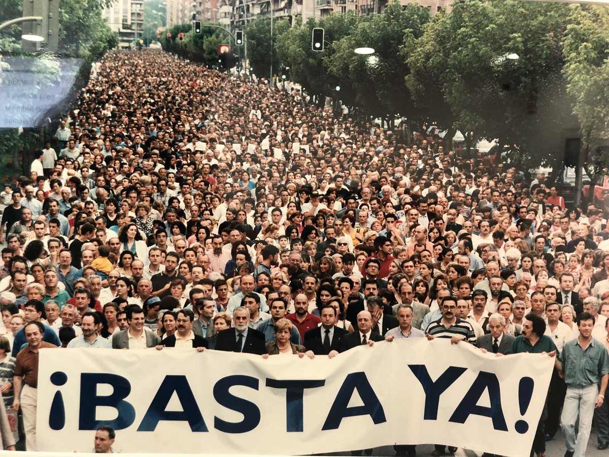 EsterRBazo's tweet photo. 14 de julio de 1997. La Rioja entera en una foto. ¿La razón? Manifestación por el asesinato de Miguel Ángel Blanco. Gran Vía de Logroño 📸 Autor: Enrique del Río. Yo estoy aquí. Yo estuve allí… seguro que vosotros también… @AiGRioja https://t.co/dDzMMRAk00