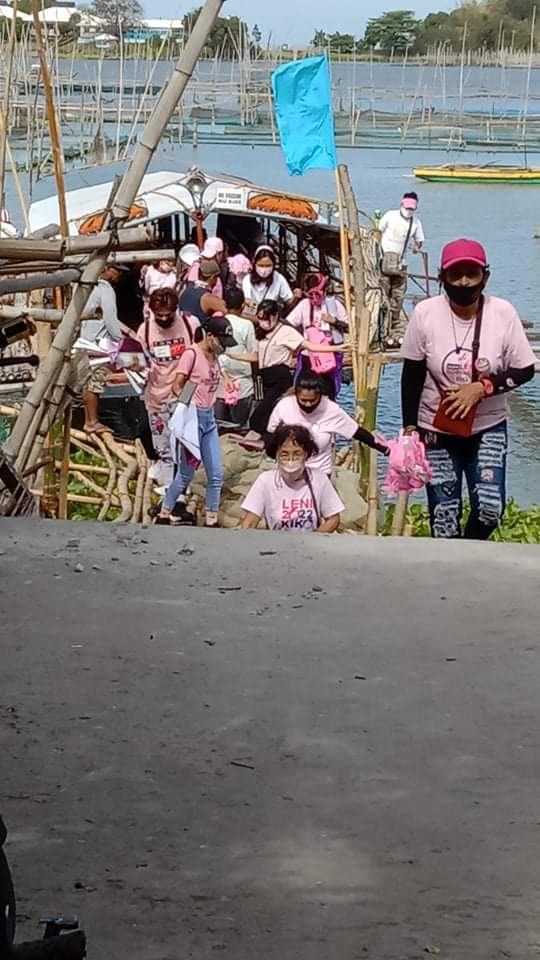 FireflySilent's tweet photo. Sakripisyo para sa bayan. Volunteers ng Cardona, Rizal tatawid pa ng ilog upang maglagay ng mga tarps at kumausap sa mga botante. Salamat Alitaptap Jovy Aguirre sa mga tshirts at tarps
#Alitaptap
#Leni2022 https://t.co/laN4qNDdOq