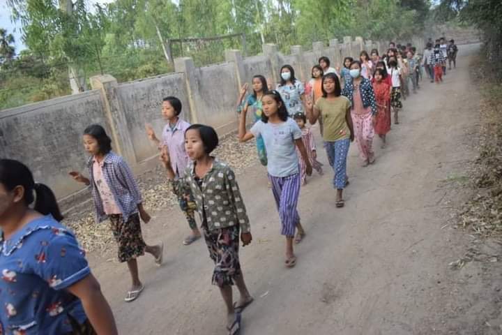 Phu_twt_mm's tweet photo. Anti-fascist movement of locals from Yinmarpin township , ShweNwe Thway village in this evening.
#2022Mar5Coup 
#HelpMyanmarIDPs 
#WhatsHappeningInMyanmar https://t.co/TVecKFcjDJ