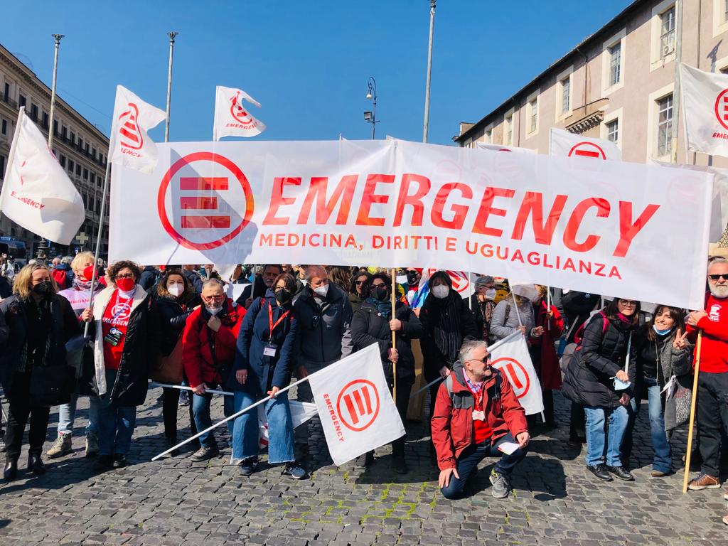 emergency_ong's tweet photo. In piazza a #Roma, oggi, per ribadire che la #guerra non è mai la soluzione: anche noi partecipiamo a #cessateilfuoco https://t.co/TBIsyR3MWA