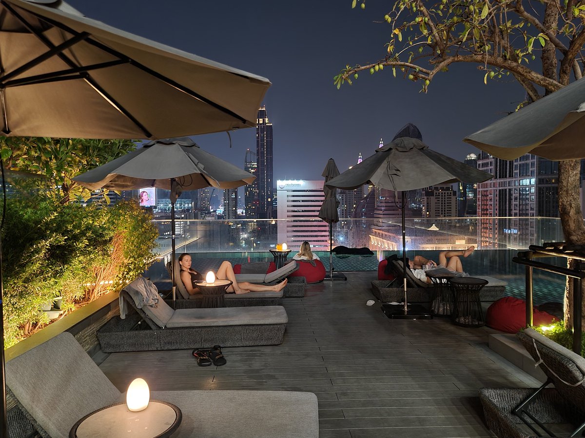 soyoso's tweet photo. คืนนี้แฮงค์เอาท์ที่ Horizon pool bar ชั้น 18 รร. สินธรมิดทาวน์ ตรงหลังสวน บรรยากาศดีมากก ลมเย็น วิวสวยระดับ 6 ดาว+ 
สายดื่ม สายชิล สายพูลบาร์ มาที่นี่เลย  cocktail ดี ราคาไม่แพงด้วย  bucket ใหญ่ =290 เอง แนบเมนูมาให้แล้วด้านล่าง https://t.co/uNWrLsbRvJ