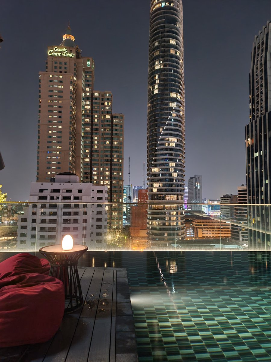 soyoso's tweet photo. คืนนี้แฮงค์เอาท์ที่ Horizon pool bar ชั้น 18 รร. สินธรมิดทาวน์ ตรงหลังสวน บรรยากาศดีมากก ลมเย็น วิวสวยระดับ 6 ดาว+ 
สายดื่ม สายชิล สายพูลบาร์ มาที่นี่เลย  cocktail ดี ราคาไม่แพงด้วย  bucket ใหญ่ =290 เอง แนบเมนูมาให้แล้วด้านล่าง https://t.co/uNWrLsbRvJ