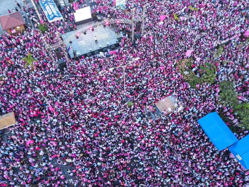 manilabulletin's tweet photo. Aerial shot of the big crowd attending the Leni-Kiko campaign rally in Malolos, Bulacan on Saturday, March 5. 📷: Jimmy Dasal | @MB_RAntonio https://t.co/FCko7DSeM1
