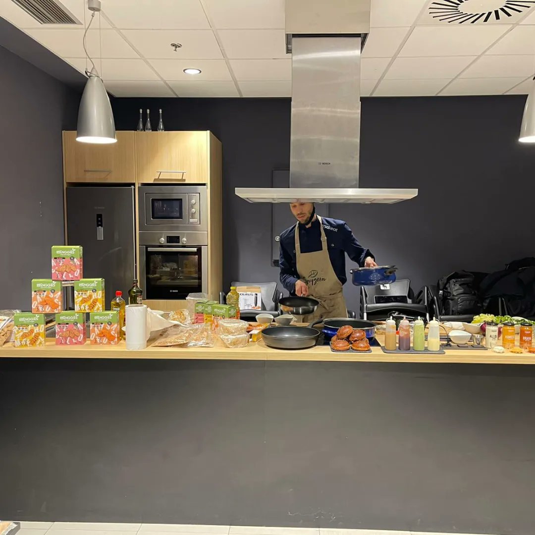 josepjurado1's tweet photo. Este pasado viernes, degustacion en las instalaciones de @EROSKI en Elorrio gracias a nuestros amigos de @SanyGran https://t.co/5reBdfdaEy