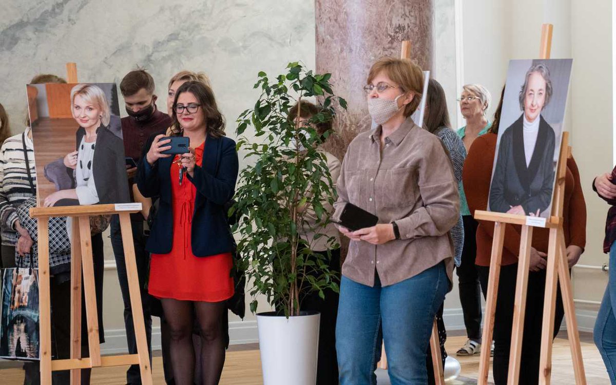 В преддверии 8 марта Профсоюзный комитет работников СПбГЭТУ «ЛЭТИ» при поддержке Арт-центра подготовил традиционную выставку фотопортретов сотрудниц вуза.
zpr.io/JFdSkNXU34wM