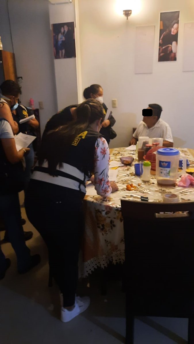 PoliciaPeru's tweet photo. Duro golpe a la corrupcion en #Piura, personal policial intervino a la organizacion criminal denominada “los audaces” integrada por funcionarios públicos del distrito de Salitral, quienes valiéndose de sus cargos concertaron para la contratación directa para una obra. (1/2) https://t.co/nML2IrVxnY