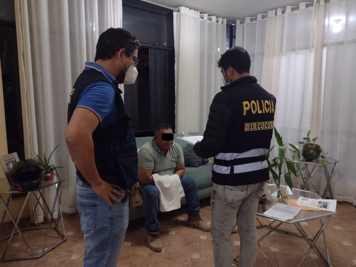 PoliciaPeru's tweet photo. Duro golpe a la corrupcion en #Piura, personal policial intervino a la organizacion criminal denominada “los audaces” integrada por funcionarios públicos del distrito de Salitral, quienes valiéndose de sus cargos concertaron para la contratación directa para una obra. (1/2) https://t.co/nML2IrVxnY