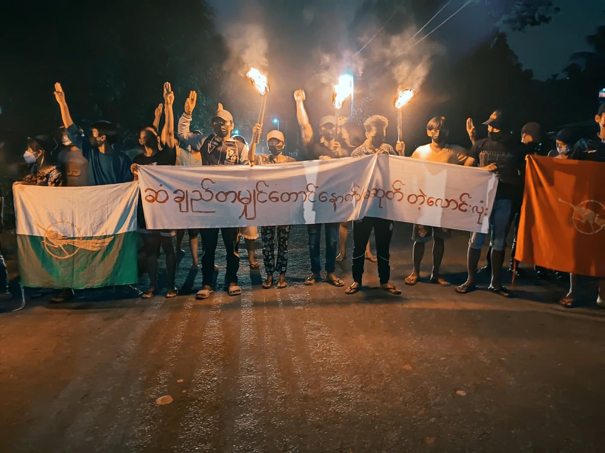 KYITHAR95368969's tweet photo. Night protest movement led by Basic Educational Student Union from #LaungLon Twp,  #Dawei District, staged to overthrow the #MilitaryDictatorship by holding flaming torches.

#2022Mar5Coup 
#HelpMyanmarIDPs 
#WhatsHappeningInMyanmar https://t.co/4hzQeTZsN4