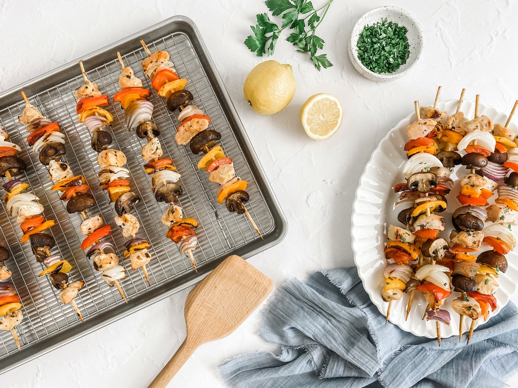 LocalRoot221's tweet image. No need to break out the grill to make perfect kebabs! 🥙 similar to a grill grate, the @USAPans Bakeable Nonstick Cooling Rack &amp;amp; Pan Set elevates your kebabs and allows for even cooking. 

Shop: l8r.it/WH8l
.
.
#usapan #bakingpans #bakingpan #bakingheaven #bakemaster