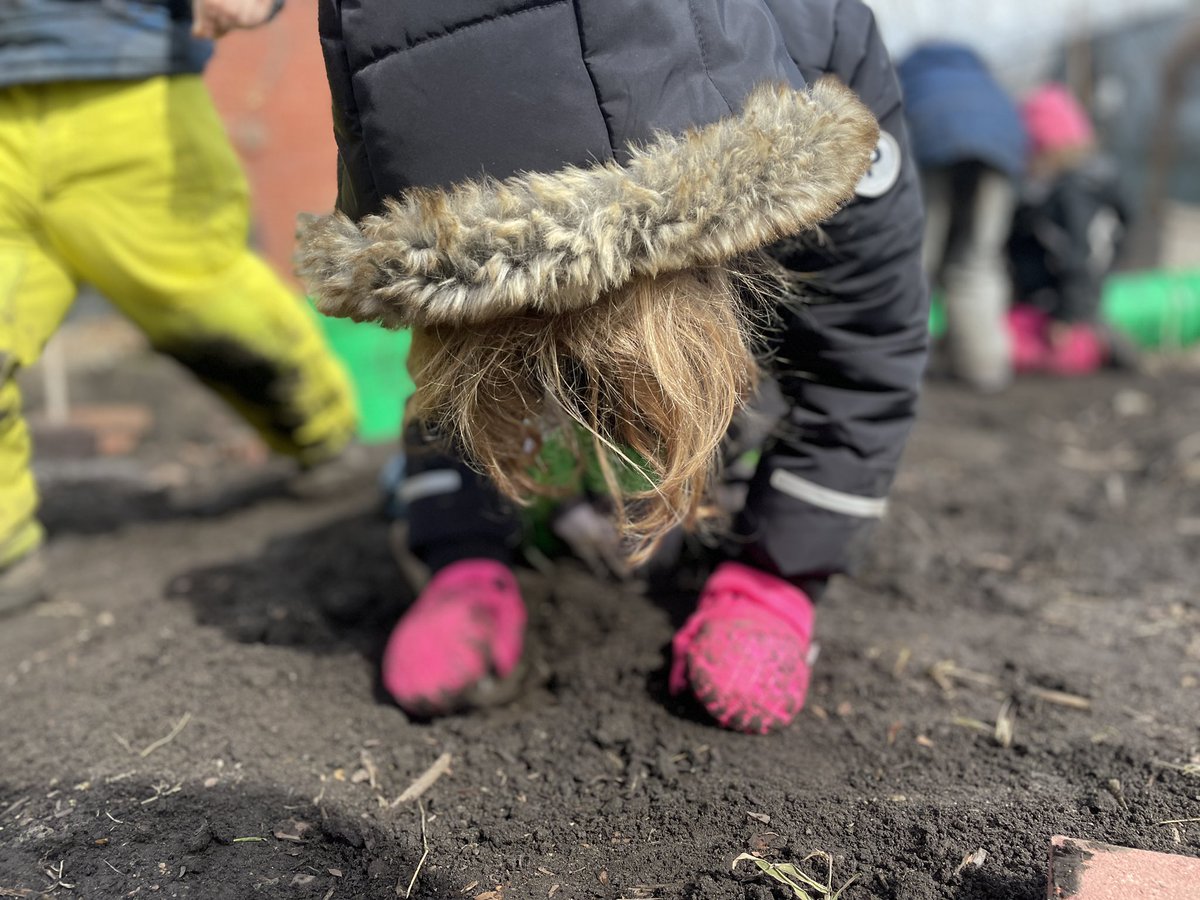 labOutdoors's tweet image. Land knowledge growing in playful relationship with children’s innate resourcefulness.  #eshlab