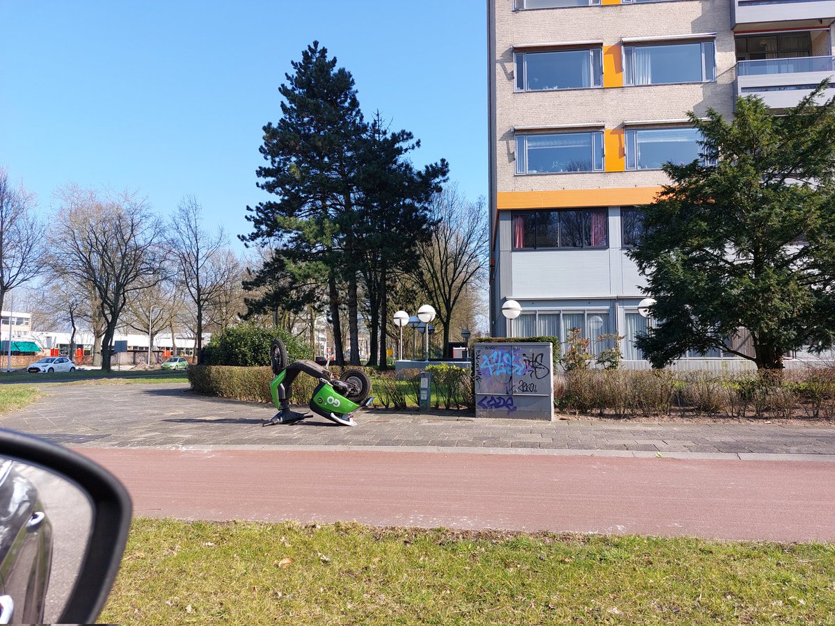 TheoDeventer's tweet photo. Zo kan het ook... #goscooter #Deventer https://t.co/iohpcb43TB