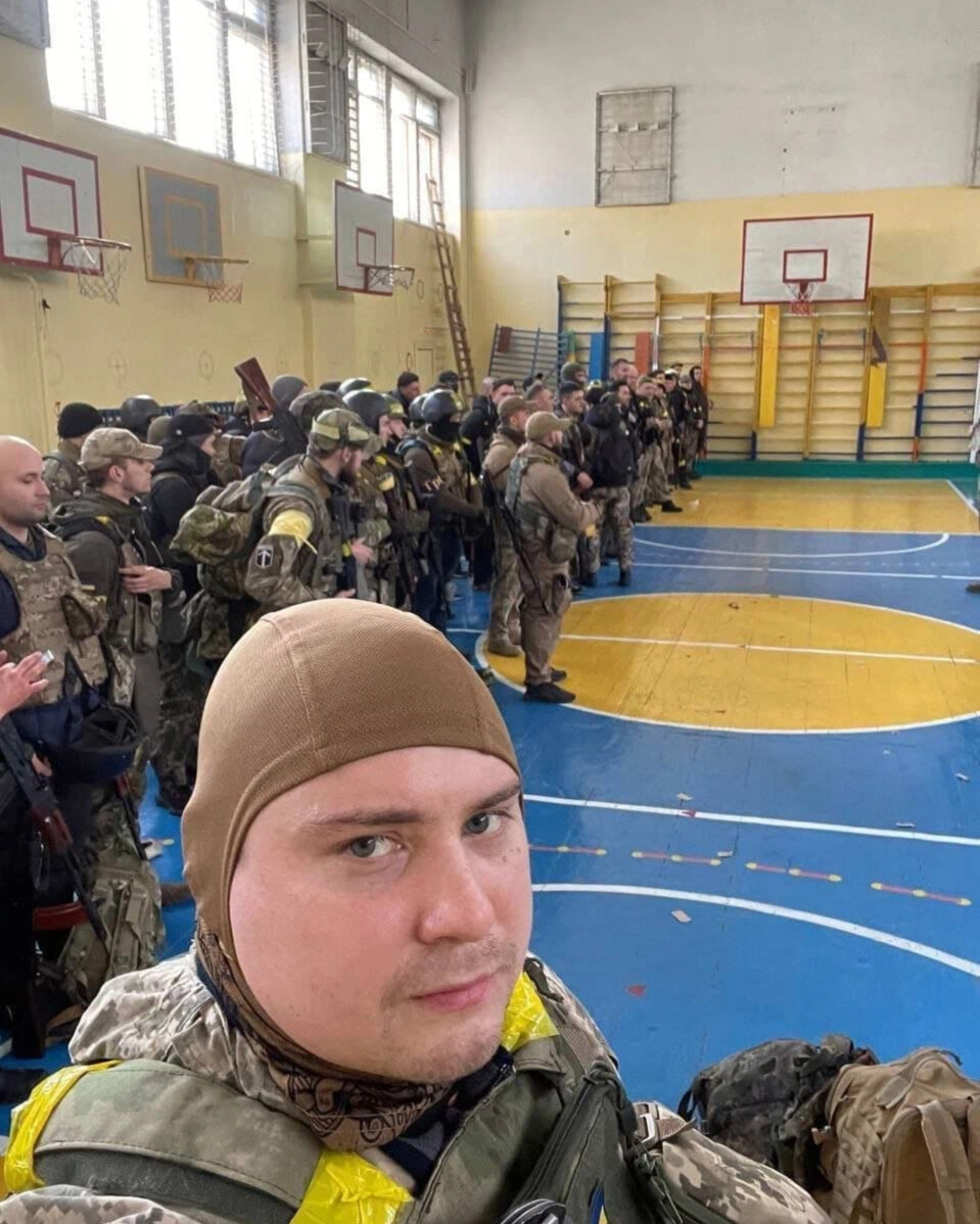 A_J_S_B's tweet photo. In this moment i like to thank this #Ukraine "soldier".

Thanks this pic &amp; others taken by him, #Russia Id the place &amp; dispatched a missile that killed at least 14 military &amp; severely injured at least 12 more.

This is UA, where they hide Troops/Weapons/Ammo in Civilian places. https://t.co/qopRpHBtWr