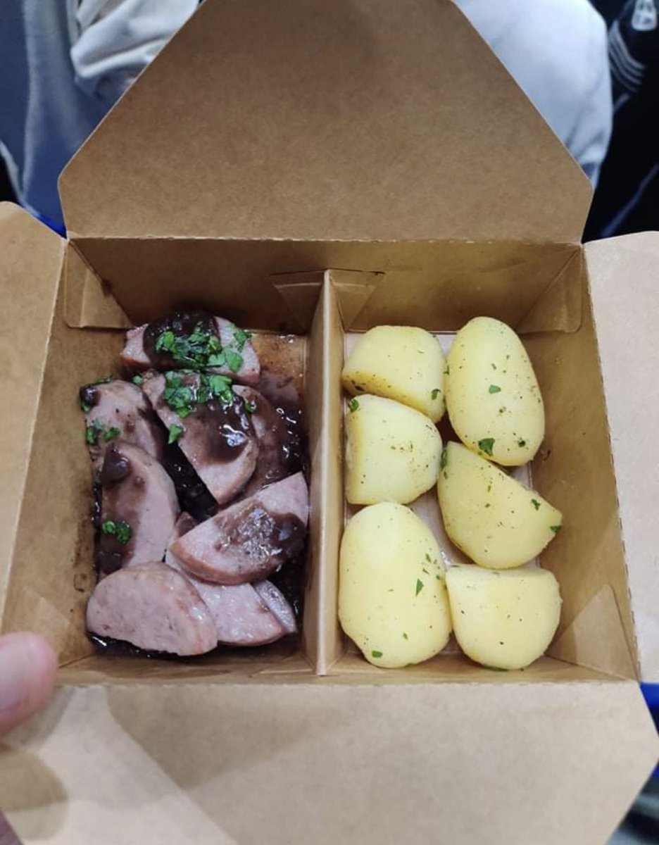 FootyScran's tweet photo. Sausage with red wine sauce and parsley potatoes at Lyon (@OL_English @OL) 

💶 €6 (£5) https://t.co/AxDaAwOs5u