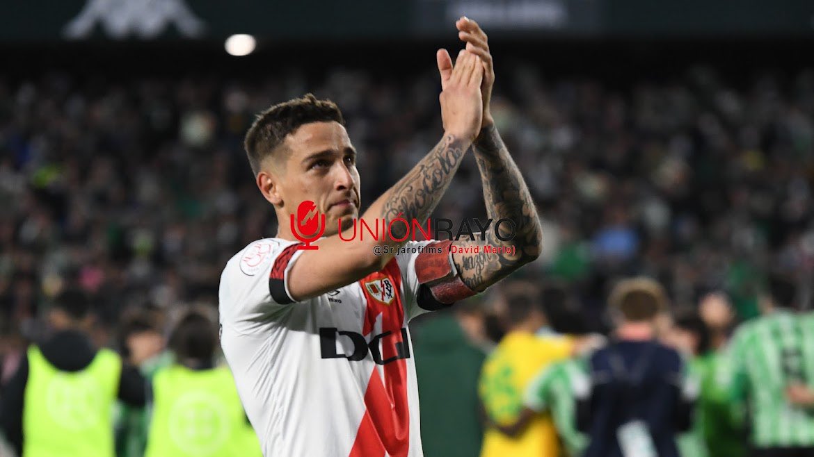 AS_SergioLopez's tweet photo. El dolor de @oscar8trejo tras rozar la final de Copa. Beso al escudo y lágrimas de capitán. Puro sentimiento.

📸 Qué maravilla de @srjarofilms. https://t.co/ghQyJs35EC