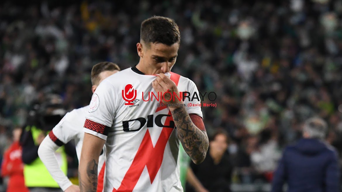AS_SergioLopez's tweet photo. El dolor de @oscar8trejo tras rozar la final de Copa. Beso al escudo y lágrimas de capitán. Puro sentimiento.

📸 Qué maravilla de @srjarofilms. https://t.co/ghQyJs35EC