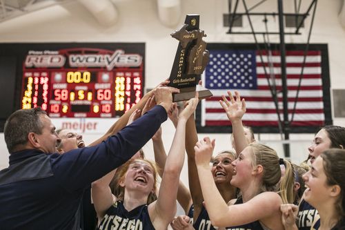 Otsego outlasts historic effort from Paw Paw freshman to win 1st girls hoops district title since 2017.
<a href="/pawpawredwolves/">Paw Paw Red Wolves Athletics</a>' Grace Mitchell w/ 32pts &amp; <a href="/BballOtsego/">Otsego Girls BBall</a>'s <a href="/the_GingerFitz/">Hannah Fitz</a> w/ the game-winner.
STORY: mlive.com/highschoolspor…
PHOTOS: mlive.com/galleries/3OHH…
<a href="/OtsegoSchools/">Otsego Schools</a>