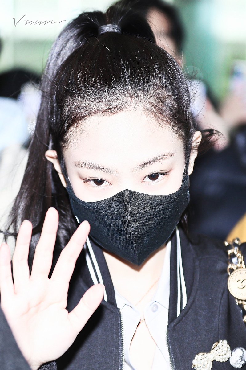 vvvvvn13's tweet photo. 220305 ICN
so lucky
#BLACKPINK #JENNIE #블랙핑크 #제니 https://t.co/8Tc23yp7UP