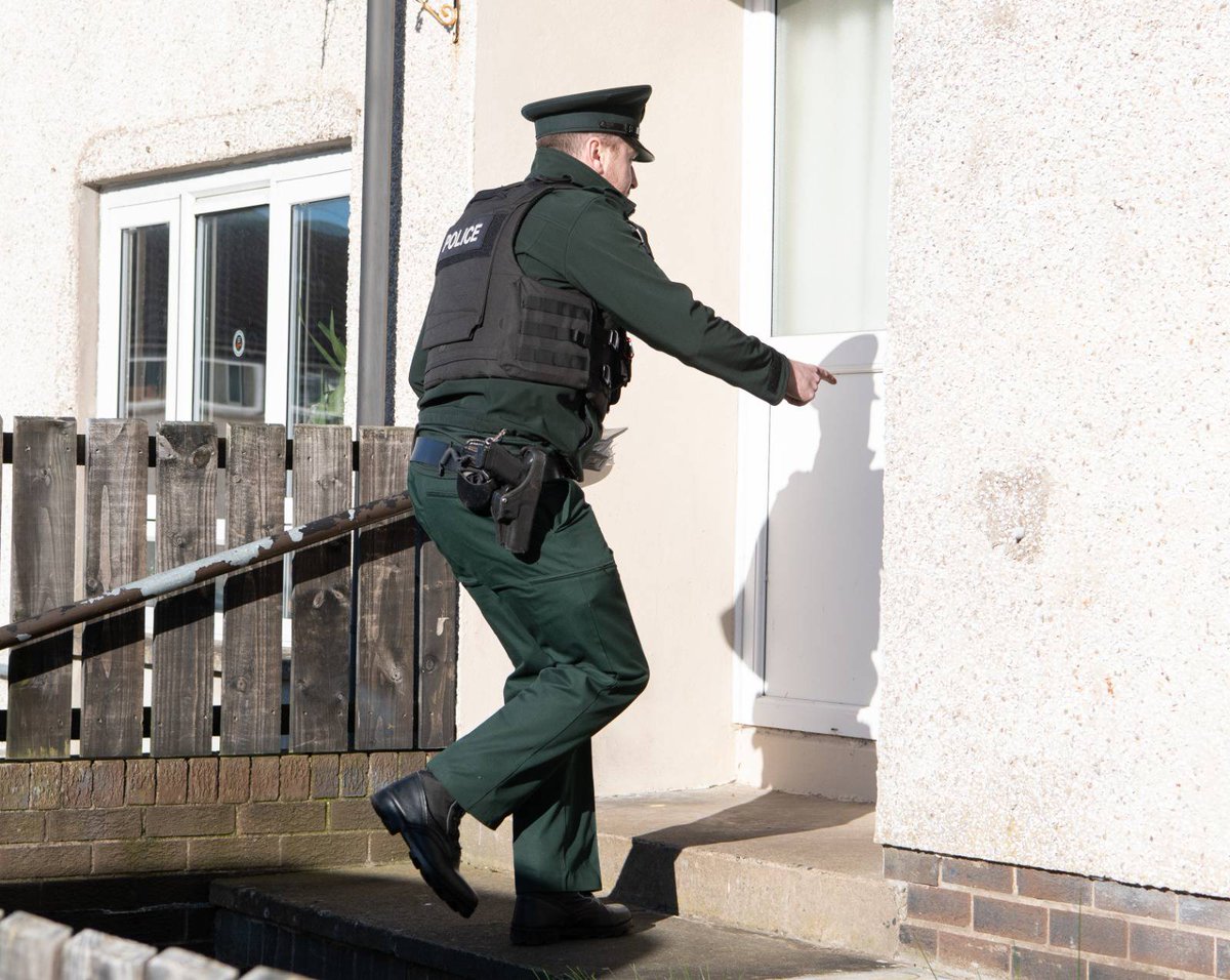PSNIANDistrict's tweet photo. This morning Antrim Neighbourhood Policing Team have been delivering the message that "drugs don't work".
As a resident of Springfarm you will have received a leaflet outlining how you can anonymously report drug activity in your area.
#OpSilentGuardian
#WeCareWeListenWeAct https://t.co/mnd3fZXU9I