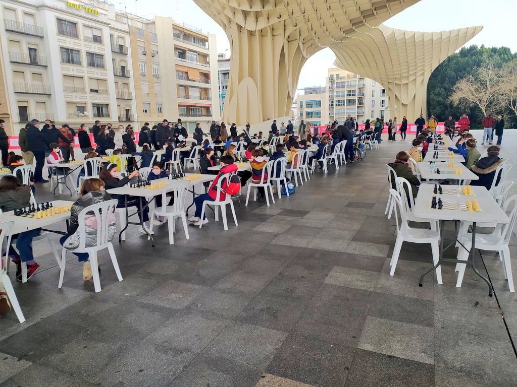 Hoy hemos estado en <a href="/Setas_deSevilla/">Setas de Sevilla</a> disfrutando del ajedrez con los Juegos Deportivos Municipales. Un lujo practicar deporte en este espacio 😍