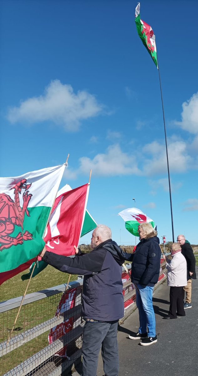 YnysYes's tweet photo. Bore braf yng Ngwlad y Medra.
#CymruRydd

Diolch i'r wariars am eu cefnogaeth.
@YesCymru https://t.co/bV9drGVCLp