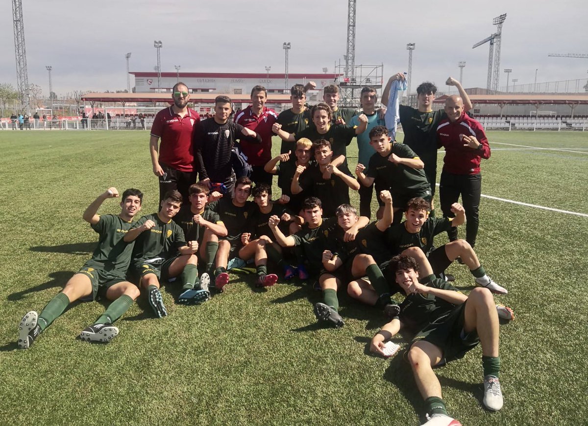 📋 Resultado ⤵️
ENORME victoria de nuestro #CadeteACCF, que se ha impuesto 0 - 3 en su visita al <a href="/CanteraSFC/">Sevilla Atlético y Cantera Sevilla FC</a> 👏🏻💚
⚽️Vázquez
⚽️Dennis
⚽️Miguel
#CanteraCCF