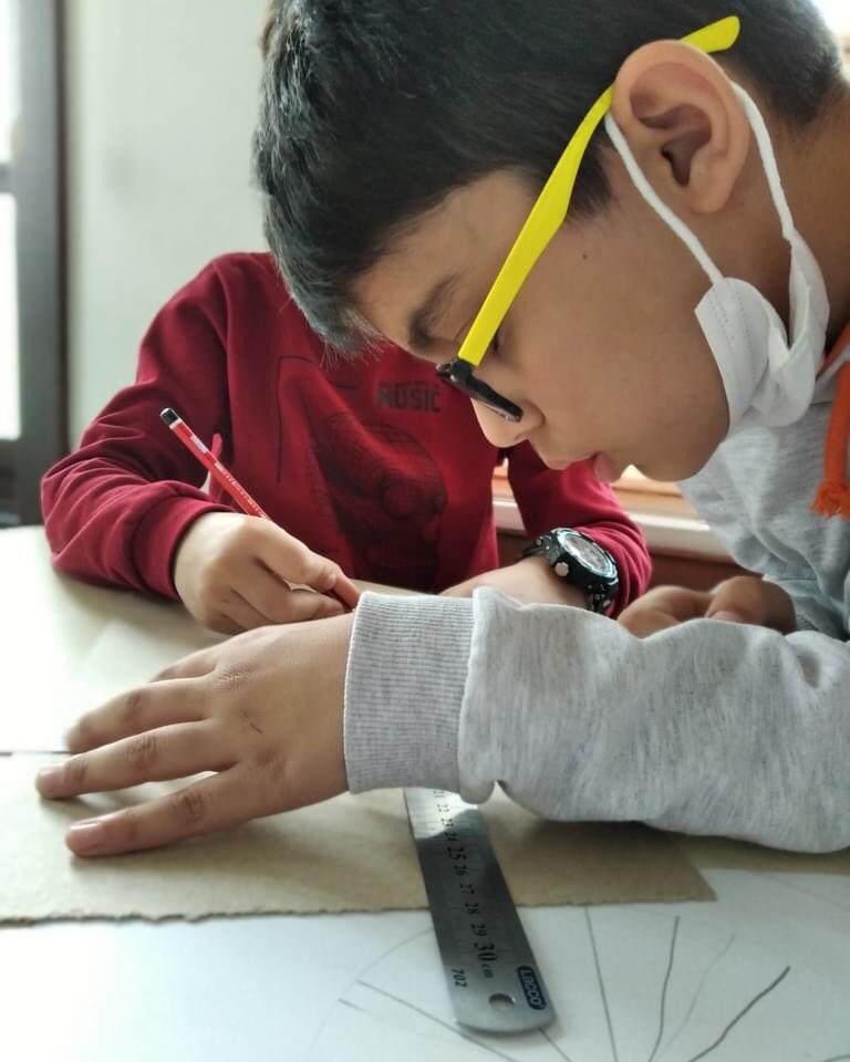 Matematiksel Modelleme dersimizde öğrencilerimiz kesir modellemesi yaparak günlük hayatta karşılaştıkları bir probleme çözüm buldular.

#payastemgeleceğikurgular #payastem #meb #math #matematikselmodelleme #payas #dörtyol #hatay