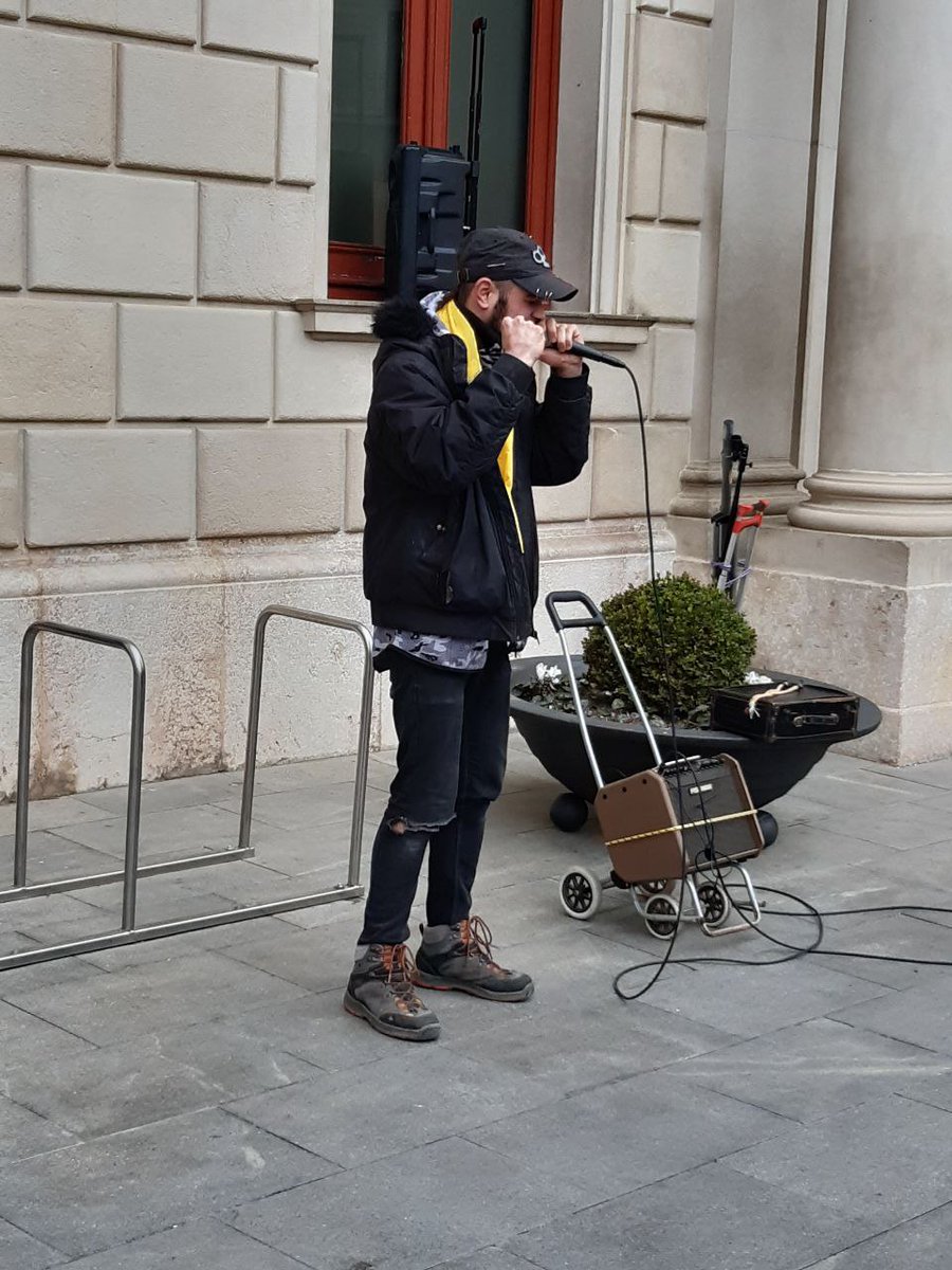 DaniAbsolucio's tweet photo. 📸 🎤Avui en #DPKG RAP a la Plaça del Mercadal de #REUS amb els @avisiaviesreus @TacaDOliAvis
#LlibertatExiliatsiRepresaliats #Independència https://t.co/InY59vnU4e