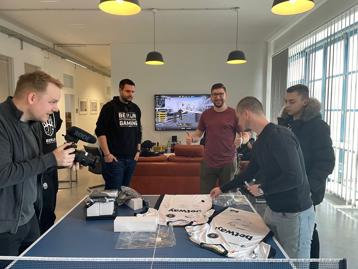 xuiiN's tweet photo. Wir waren heute beim Meet&amp;Greet mit @TrilluXe @fELIXSAn92 und den Jungs von @BIGCLANgg es hat uns riesig gefreut und der Tag im Office war mega. Ein bisschen CS schauen und was essen, was will man mehr. Danke danke danke ☺️ https://t.co/cJuonRMQC3