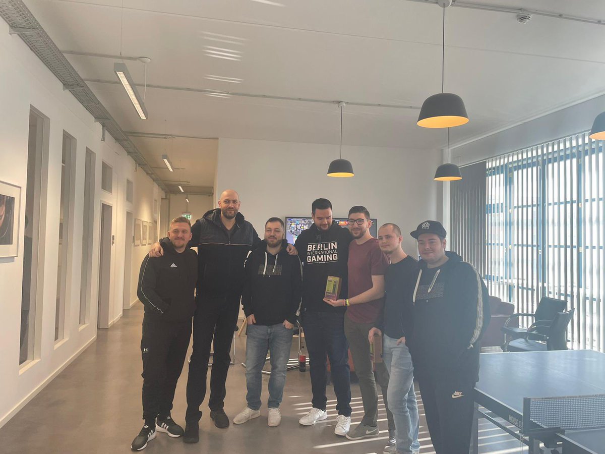 xuiiN's tweet photo. Wir waren heute beim Meet&amp;Greet mit @TrilluXe @fELIXSAn92 und den Jungs von @BIGCLANgg es hat uns riesig gefreut und der Tag im Office war mega. Ein bisschen CS schauen und was essen, was will man mehr. Danke danke danke ☺️ https://t.co/cJuonRMQC3